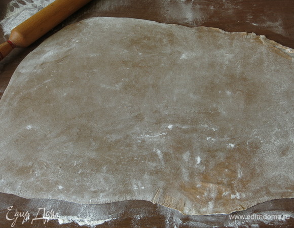 Со второй частью работаем: на посыпанной мукой поверхности раскатываем пасту. Количество муки для посыпки не указывала в рецепте. Толщина пласта: 1–2 мм.
