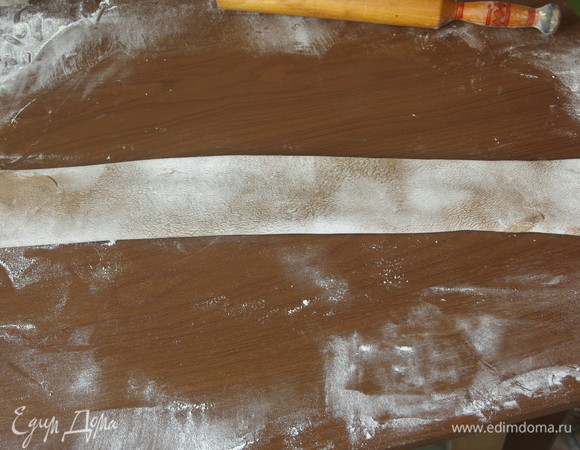 Сворачиваем в рулон тесто.