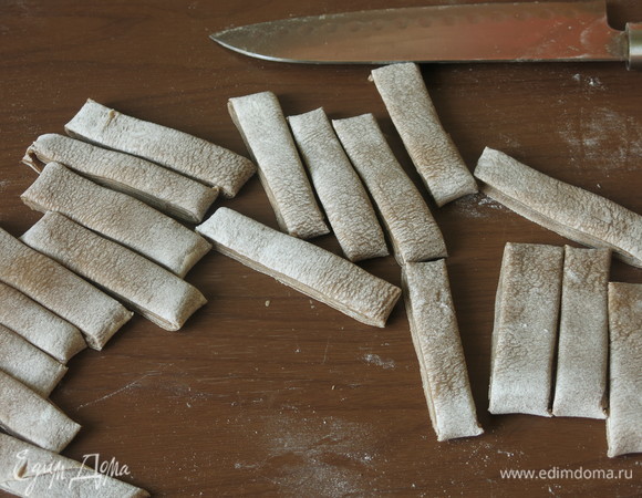 Нарезаем лапшу тонко или толсто (по желанию).