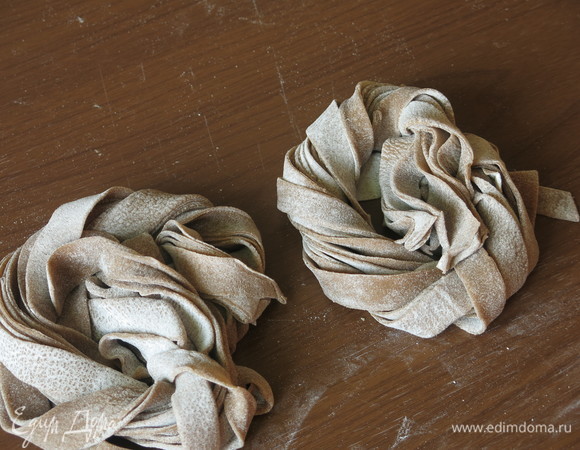 Можно свернуть лапшу гнездами. Если готовите сразу, заранее поставьте воду (2 литра) на огонь, чтобы к моменту приготовления она закипела. Если лапша готовится впрок, ее надо просушить.