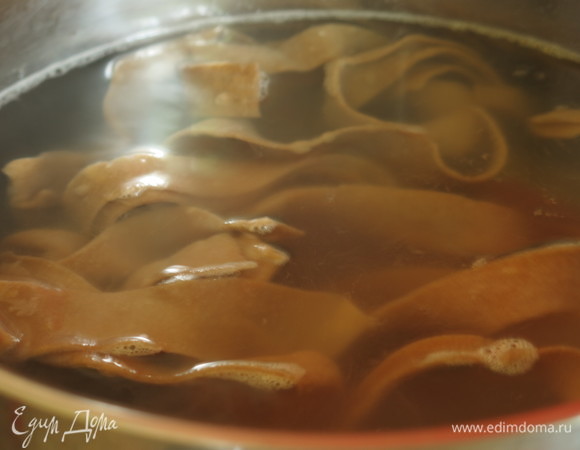 Отвариваем лапшу 2 минуты и вынимаем ее. Если оставить лапшу в воде, она наберет влагу и посветлеет.