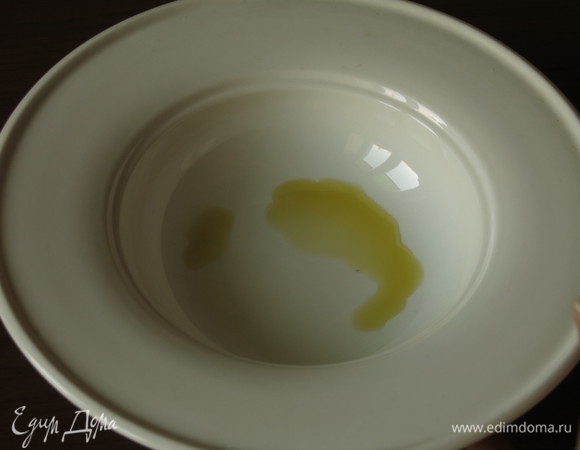 В тарелки наливаем по ложке оливкового масла.