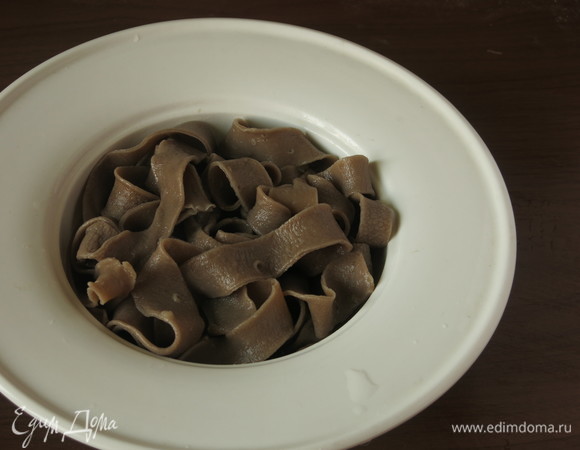 Выкладываем лапшу. Лапша получилась приятного бархатно-коричневого цвета.