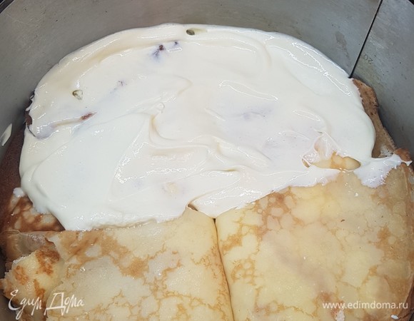 У каждой хозяйки есть свой любимый и проверенный рецепт блинчиков. Нам понадобится 11 готовых блинчиков. Творог смешать с сахаром (сахар кладите по вкусу). В творог можно добавить изюм, курагу, мак и т. д. Положить первый блин в форму — это будет основа. Берем второй блин и намазываем одну половинку творогом, накрываем второй половинкой. Опять намазываем творогом половинку блина и накрываем второй половинкой. Получается треугольник. Так начиняем четыре блинчика. Выкладываем их по кругу и хорошо смазываем сметаной с сахаром. Накрываем сверху блином. Делаем еще один ряд из блинчиков с начинкой. Накрываем последним блином. Обильно смазываем сметаной с сахаром. Духовку надо разогреть до 180°C. А как только поставите блинчики в духовку, уменьшить температуру до 70°C и томить 2–3 часа.