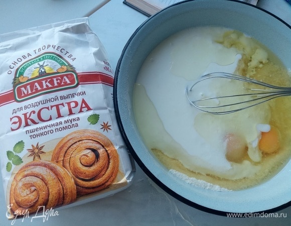 Добавляем яйца куриные, масло растительное, кефир. Все тщательно перемешиваем. Разделяем тесто на 2 части. Перелить вторую часть в отдельную миску и добавить к ней какао. Тщательно перемешать.