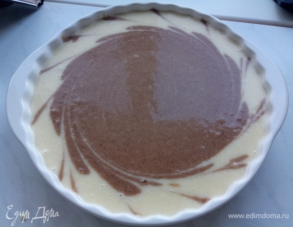 Шпажкой рисуем красивые элементы. На этом этапе можете импровизировать. Форма может быть квадратной. Вливать тесто с какао можно не в центр, а с края и т. д. Ставим запекаться в духовку на среднем огне 40–60 минут.