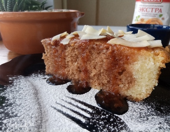 Манник получается сочным, с яркой ноткой кокоса. Сверху можно полить сиропом или жидким вареньем.