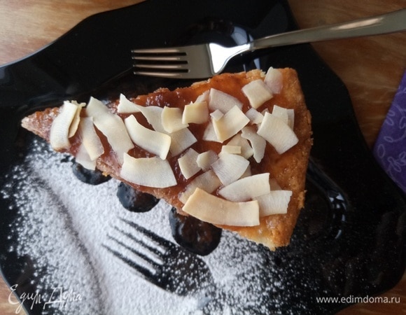 Сверху можно посыпать кокосовыми чипсами и подать к столу. Приятного чаепития!