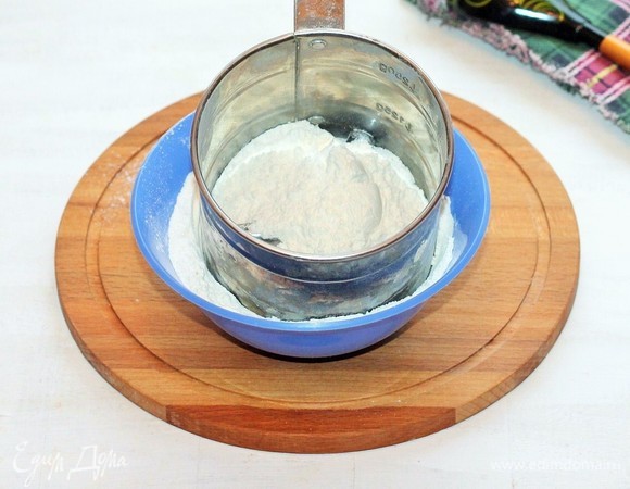 Смешайте ложкой разрыхлитель теста с мукой и просейте через сито.