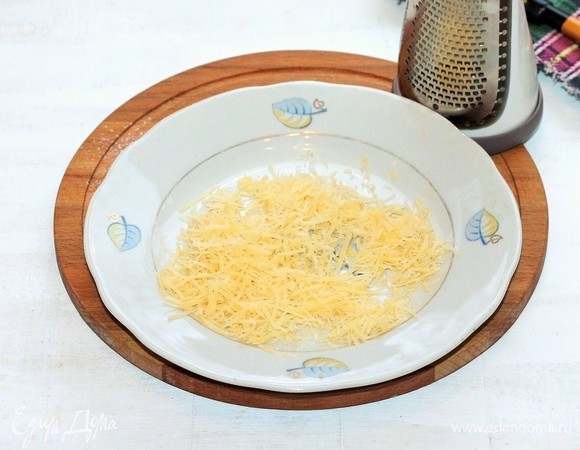 Натрите сыр на мелкой терке (2–3 ст. л.). 