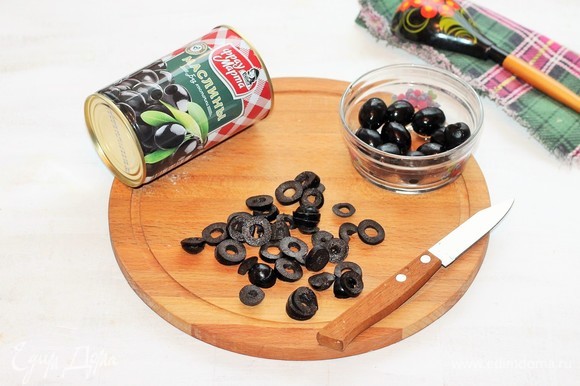Разрежьте маслины без косточек ТМ «Фрау Марта» колечками. Можно добавить оливки, будет еще вкуснее и ярче закусочный кекс.