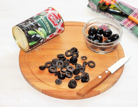 Разрежьте маслины без косточек ТМ «Фрау Марта» колечками. Можно добавить оливки, будет еще вкуснее и ярче закусочный кекс.