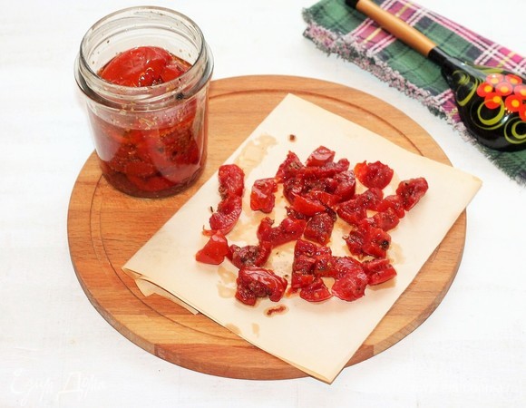 Чесночные вяленые помидоры (6 половинок) нарежьте кусочками.