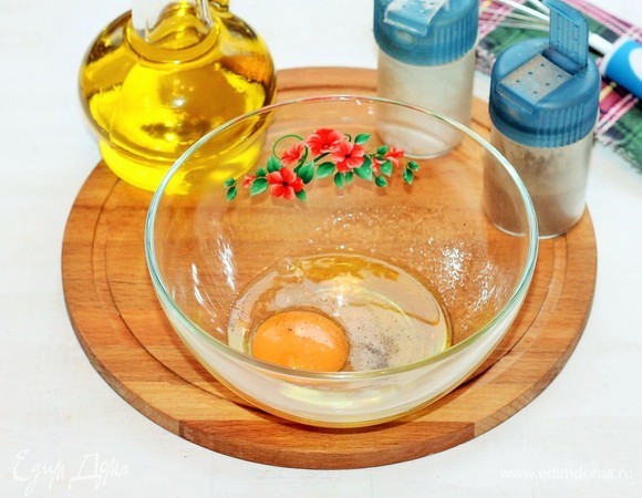 Разогрейте духовку до 180°С. Взбейте крупное яйцо с сахаром.