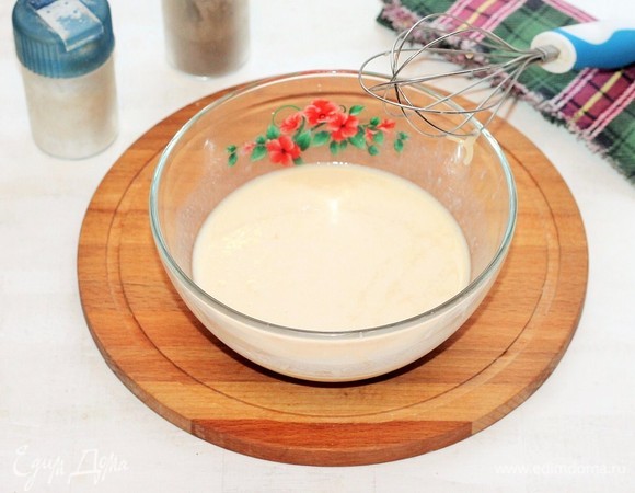 Добавьте сыр, молоко и оливковое масло. Посолите и поперчите.