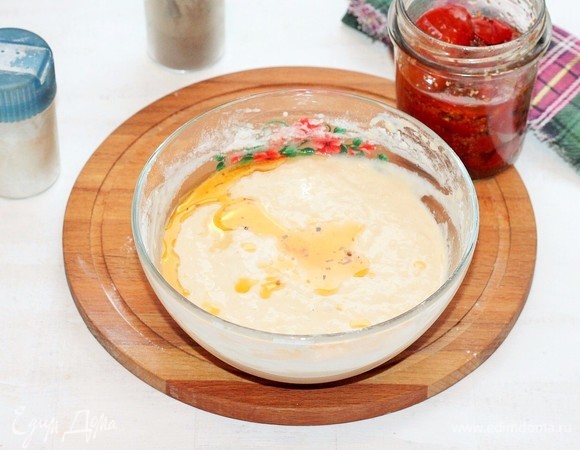 Вместо оливкового масла можно взять чесночное масло от вяленых помидоров. Вмешайте небольшими порциями в масляную смесь мучную. Вымешайте однородное тесто.