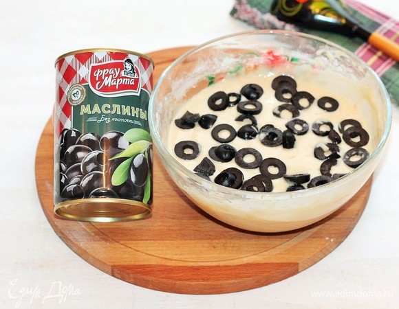 Добавьте в тесто оливки и щепотку молотого базилика.