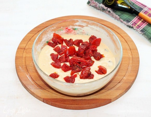 Затем аккуратно вмешайте вяленые помидоры.