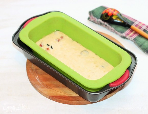 Застелите прямоугольную форму бумагой для выпечки или возьмите силиконовую. Смажьте формочку растительным маслом. Вылейте в нее тесто. Выпекайте 40 минут или до сухой спички.