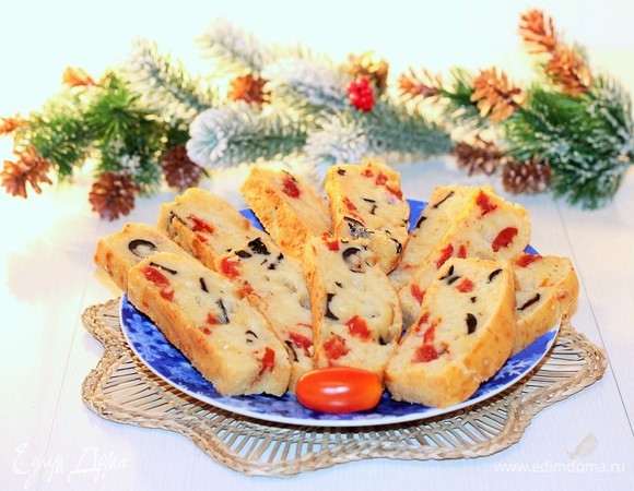 Выньте готовый кекс из духовки, остудите в форме, а затем на решетке. Нарежьте на порционные кусочки.