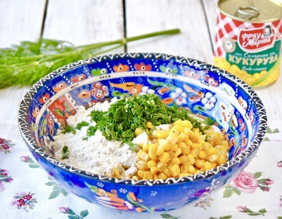 Затем всыпала муку (ее может понадобится чуть больше или чуть меньше, тесто не должно быть жидким), разрыхлитель. Укроп вымыла, мелко порубила.