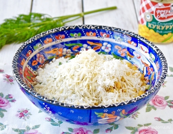 Добавила тертый пармезан. На этом этапе можно приправить смесь любимыми специями, но, мне кажется, в оладушках всего хватает.