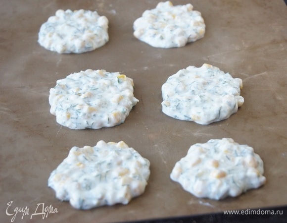 Противень застелила пекарским ковриком (мне он больше нравится, чем пергамент, — выпечка никогда не прилипает). Поставила заготовки в разогретый до 190–200°C духовой шкаф минут на 20 до легкого румянца. Кстати, оладьи можно обжарить на сковороде, я предпочитаю выпекать в духовке.