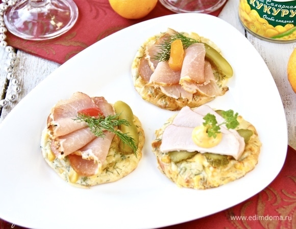 Я дополнила кукурузные «блюдца» вкусными мясными закусками с горчичным соусом и маринованным огурчиком. Как же вкусно, скажу я вам! Приятного аппетита, друзья! С наступающим Новым годом!