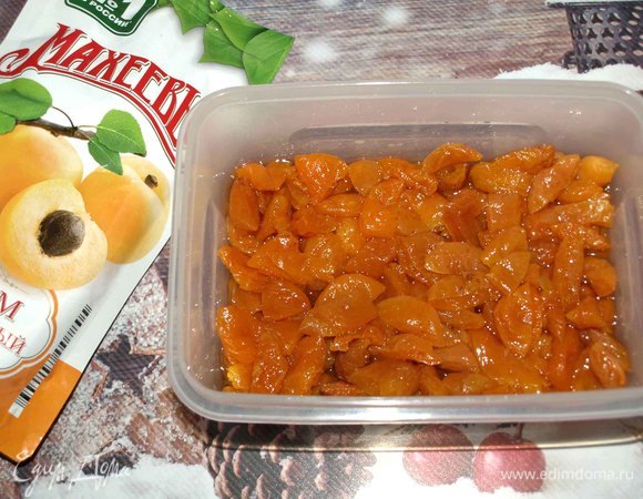 Курагу промыть, обсушить, нарезать (удобно резать кулинарными ножницами). Залить 50 мл виски. Закрыть контейнер крышкой и оставить на сутки (но необязательно).