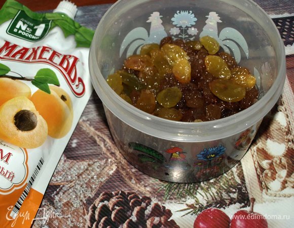 Два вида изюма промыть, обсушить. У меня золотистый и кишмиш. Залить 50 мл виски. Закрыть контейнер крышкой и оставить на сутки (что делать необязательно).