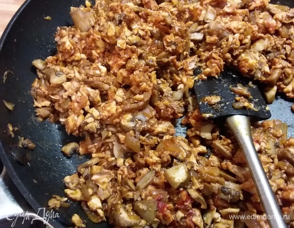 Перемешать. Тушить на медленном огне в течение нескольких минут, чтобы выпарилась большая часть жидкости.