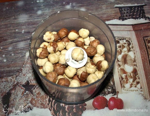 Фундук обжарить, хорошо очистить. Измельчить в крошку или мелко порубить ножом.