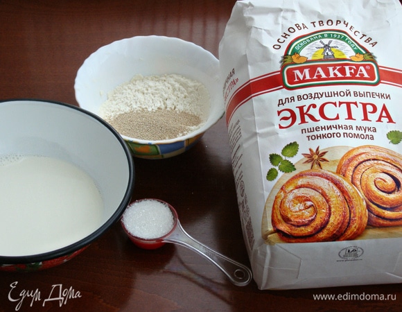 Для начала необходимо приготовить опару, чтобы активировать дрожжи. Для этого в теплом молоке размешать дрожжи, сахар и муку «Экстра» MAKFA. Поставить в теплое место.