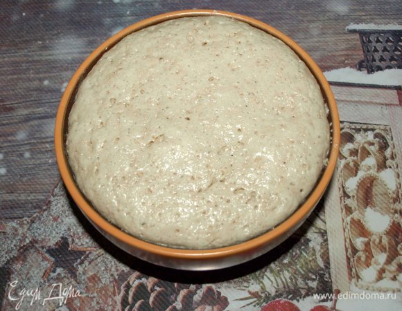 Муку просеять. 5 ст. л. муки соединить с дрожжами, 1 ст. л. сахара и половиной молока. Молоко должно быть теплым, но не горячим. Перемешать и оставить на 30 минут, чтоб опара подошла.