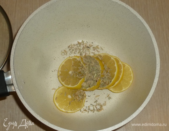 Лимон и семена фенхеля сложить в кастрюлю или чайник.
