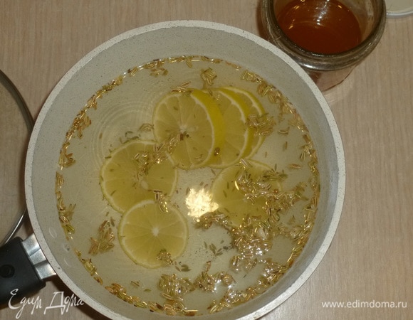 Залить 1 л кипятка. Дать настояться 10 минут под крышкой.