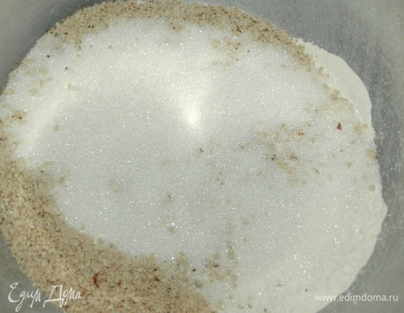 В просеянную муку добавить сахар, измельченный фундук, соль.