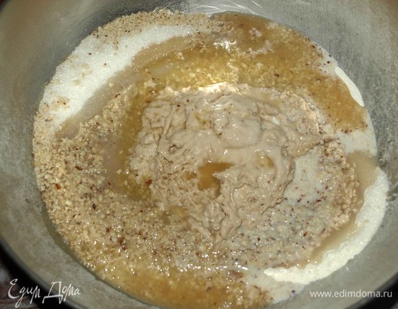 Добавить опару, оставшееся молоко, 50 мл коньяка.