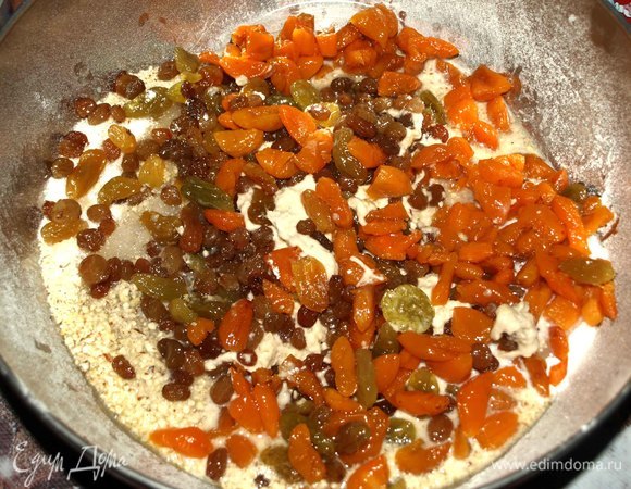 Добавить курагу и изюм.