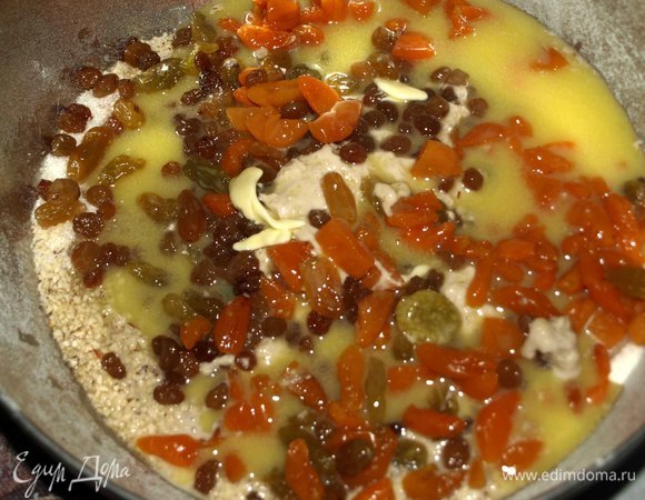 Сливочное масло растопить (оно не должно быть горячим) и добавить к остальным ингредиентам.