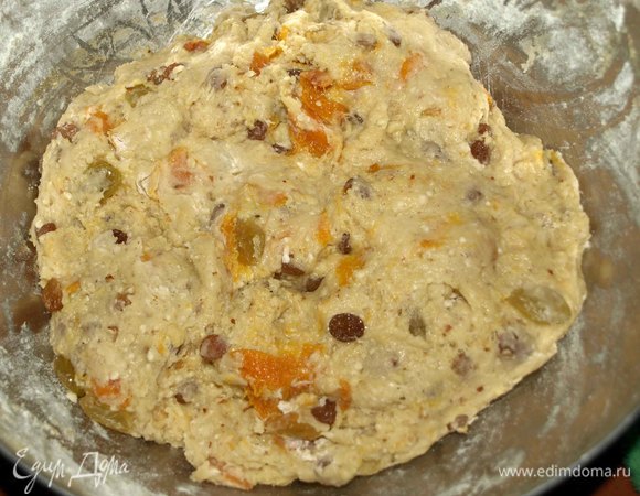 Замесить тесто, пока оно не перестанет липнуть к рукам. Если необходимо, то добавьте немного муки. Тесто не должно быть тугим. Закрыть миску пищевой пленкой, накрыть полотенцем и поставить в теплое место на 1 час.