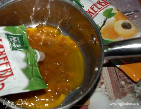 Пока тесто подходит, приготовим джем. В сотейник выкладываем абрикосовый джем ТМ «МахеевЪ».