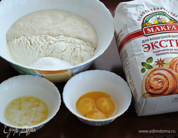 Как только дрожжевая «шапочка» поднялась, опару влить в миску с заранее просеянной мукой. Добавить остальные ингредиенты и замесить мягкое тесто.