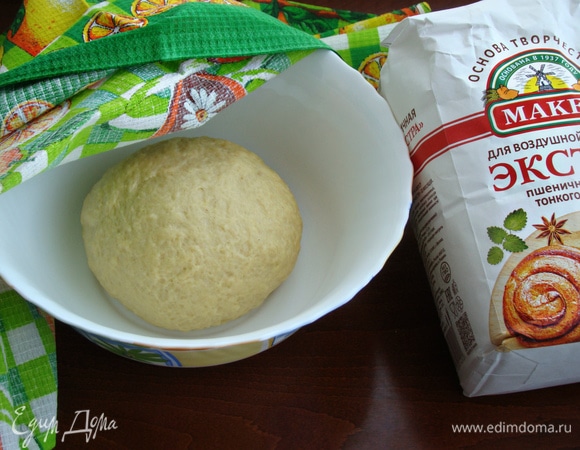 Миску с тестом накрыть салфеткой и поставить в теплое место на час.