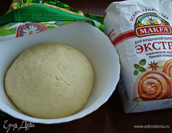 После этого подошедшее тесто обмять и, снова накрыв салфеткой, поставить в теплое место на час.