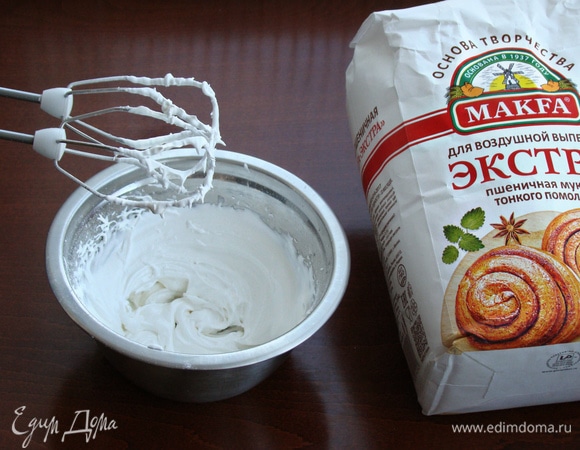 Пока тесто подходит, приготовим декор для булочек. Для этого белок взбить с сахарной пудрой в крепкую устойчивую массу, добавить несколько капель лимонного сока, каплю пищевого красителя и снова все взбить.