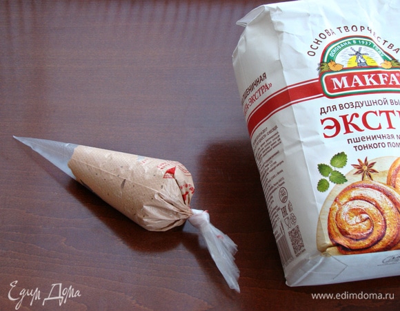 Готовый айсинг переложить в кондитерский мешок.