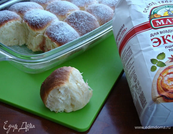 Благодаря муке «Экстра» бренда MAKFA булочки получаются воздушные и очень нежные. Они уже готовы. Но у нас же скоро Новый год, поэтому наступает самое увлекательное занятие — украшение. Для этого оставшимся айсингом рисуем глазки, ротики, закрепляем носики. Установить рожки и посыпать сахарной пудрой. Я думаю, что с такой интересной и увлекательной задачей вполне справятся детки.