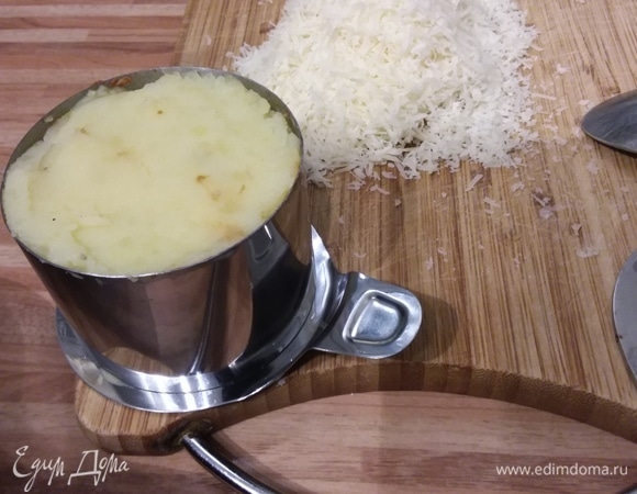 Тут у меня порционное буше и натертый на терке пармезан.