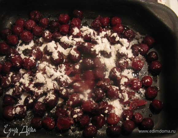 С лета у нас в морозилке «живет» целая туча вишни с косточкой. А так хочется иногда чего-то эдакого. Ответ прост — вяленая вишня. Замороженную вишню выложить на противень, не дав разморозиться, посыпать пудрой, корицей и ванилью.